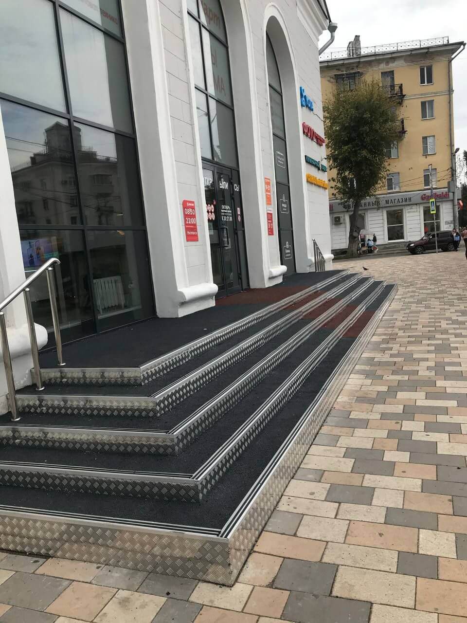 Этап укладки бесшовного покрытия на бетонное основание у входа в ТЦ.
