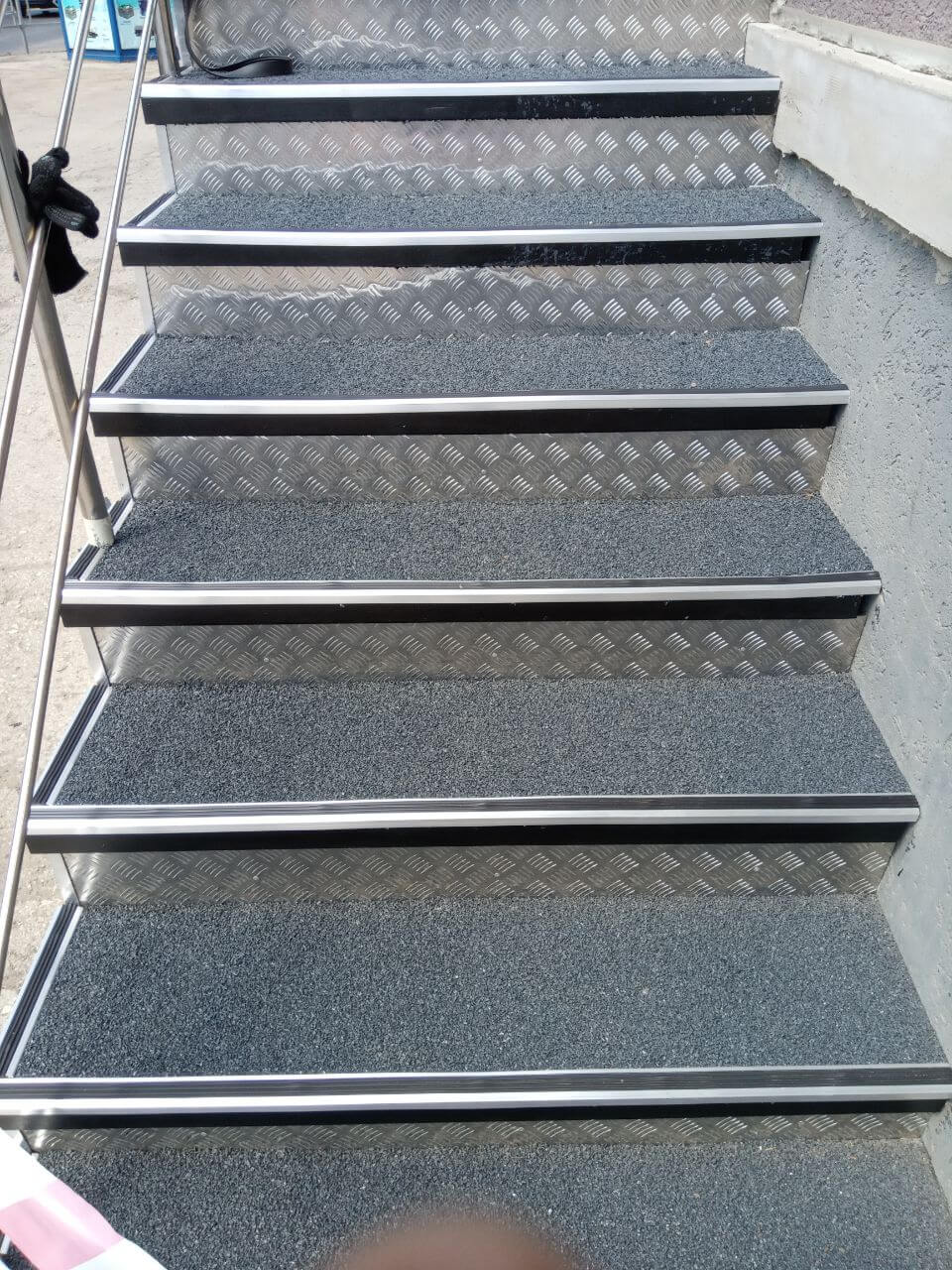 Входная площадка аптеки Апрель с новым терракотовым покрытием от EcoStep Поволжье.